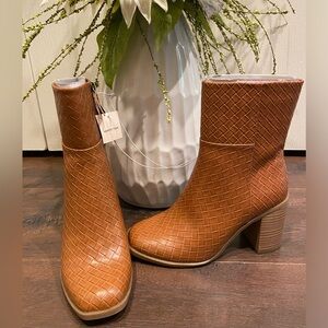 Universal Thread Women's Arden
Mid Shaft Boots Color Cognac Size 6.5 NEW…